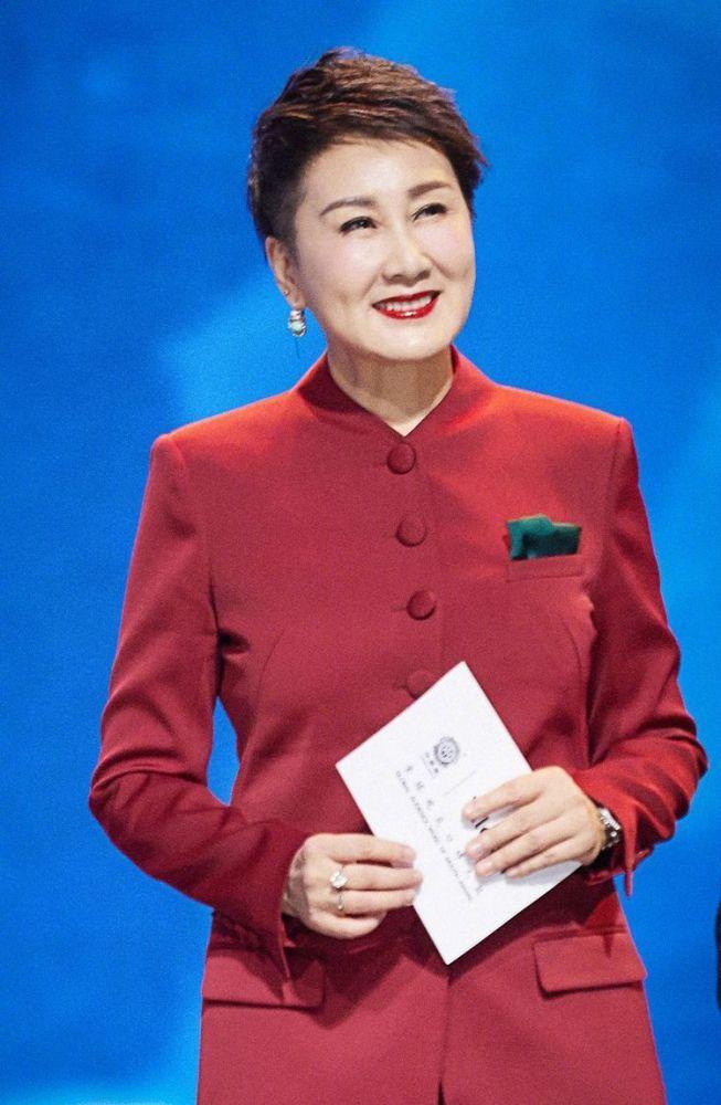 张凯丽真会扮嫩,穿红色西装配阔腿裤亮相,短发造型a爆