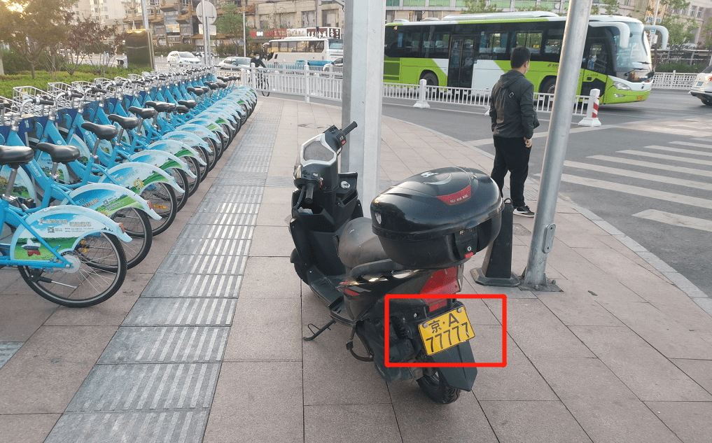 摩托车"超靓"车牌引来交警 原来是个"套牌李鬼"