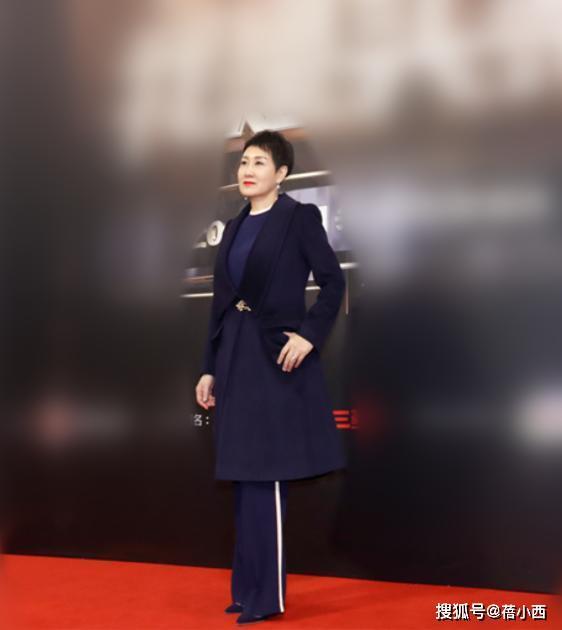 张凯丽的高级感从来没输过!穿大衣配阔腿裤亮相,短发又a又炸