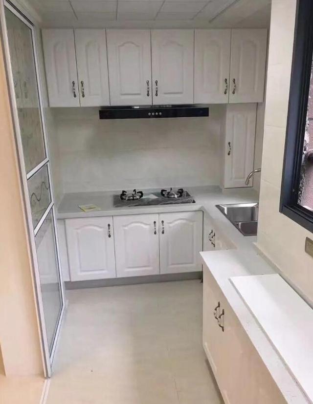 在这里我们把那些管道都包进橱柜里面,这样显得整齐美观.