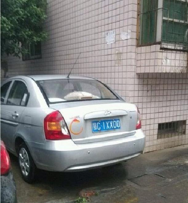 女车主拿到新车牌后,车牌号码真是尴尬,直接不想挂牌!