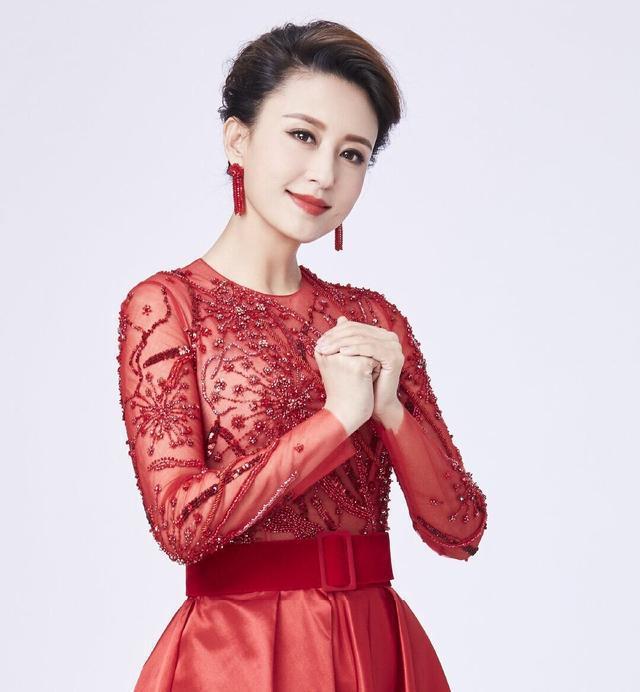 央视主持人张蕾近照曝光,与李思思罕同框,被誉小董卿却难登春晚