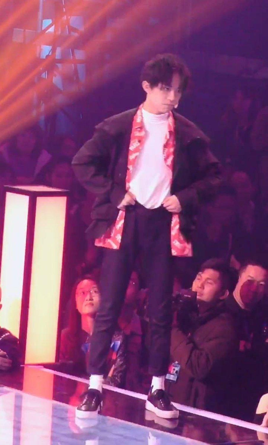 tfboys偷偷摸摸提裤子:王源轻轻一抓,王俊凯和千玺动作幅度大