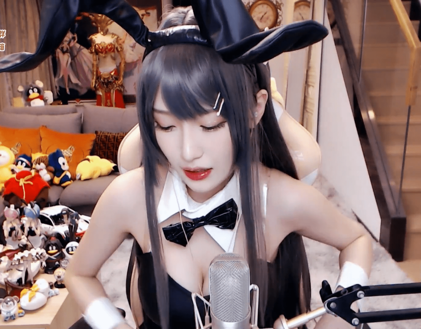 腐团儿520直播cos兔女郎,福利满满,手上的道具让观众直呼火辣