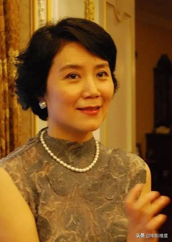 55岁严晓频,出身演员世家,嫁初恋恩爱30年很幸福,如今