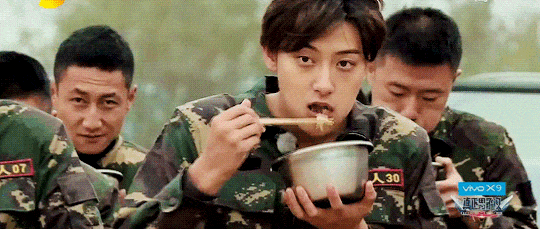 明星搞笑名场面:王一博王俊凯上榜,鹿晗形象全无,也太