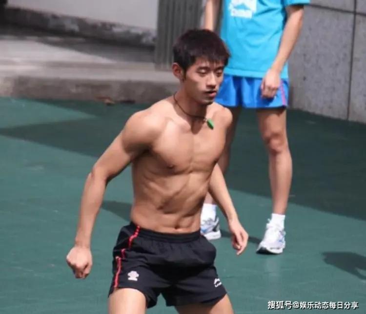 中国体坛四大肌肉男神,张继科上榜,网友:国足们好好学