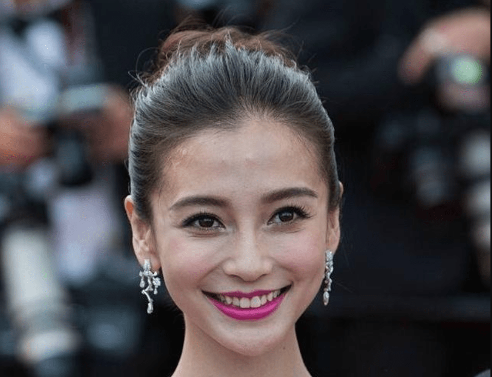 高圆圆的五官很突出,从侧面拍的话,高挺的鼻梁和颧骨让她整个人都比较