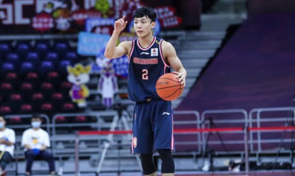 徐杰身高1米83,属于小个子后卫,身材有些瘦弱,体重只有73公斤.