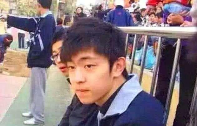 黄子韬的出道前,邓伦的出道前,看到他出道前的样子竖起了大拇指