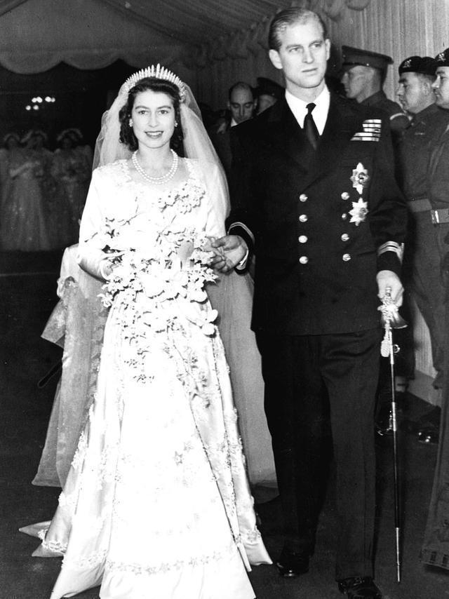 英国公主婚纱照来啦!穿女王56年前礼服裙当婚纱,皇冠寓意更深刻