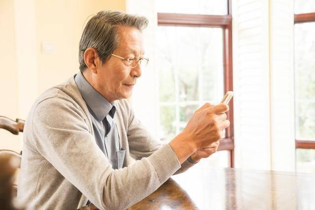 没有可信赖的交友渠道 老年人找老伴儿几乎都是经人介绍的,知根知底