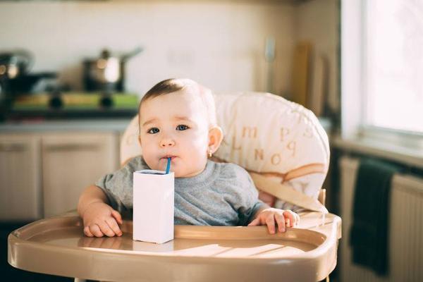 睡前喝牛奶|睡前喝牛奶，等同“服毒”？牛奶背后这个真相，医生为你揭开