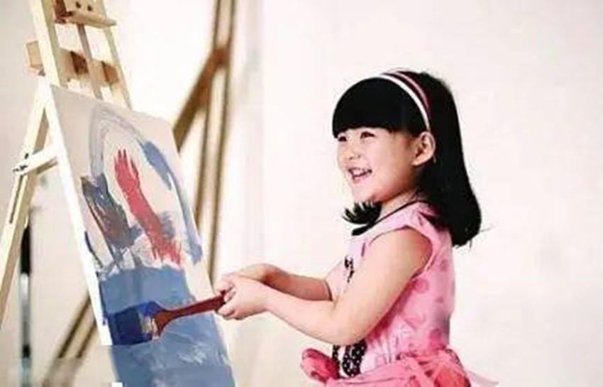 王诗龄一幅画卖到12万,看到陈冠希女儿的画后,网友:这