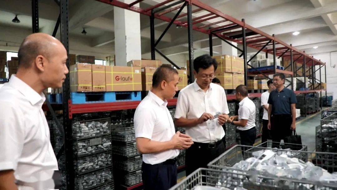 开展"三服务",泽国镇党委书记林宪,镇党委委员,副镇长赵信军陪同