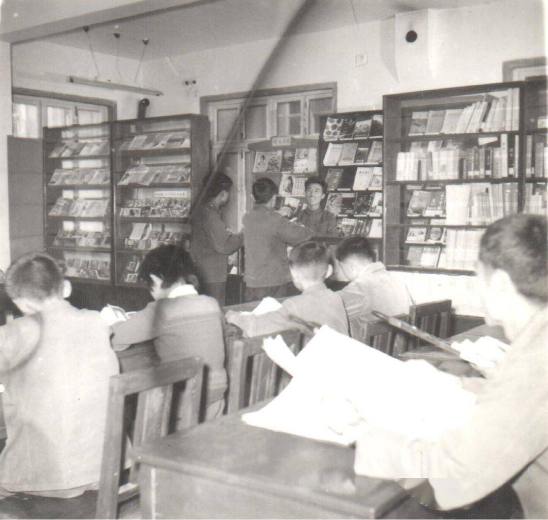 70年代滕县图书馆,是站着看书的!这些老