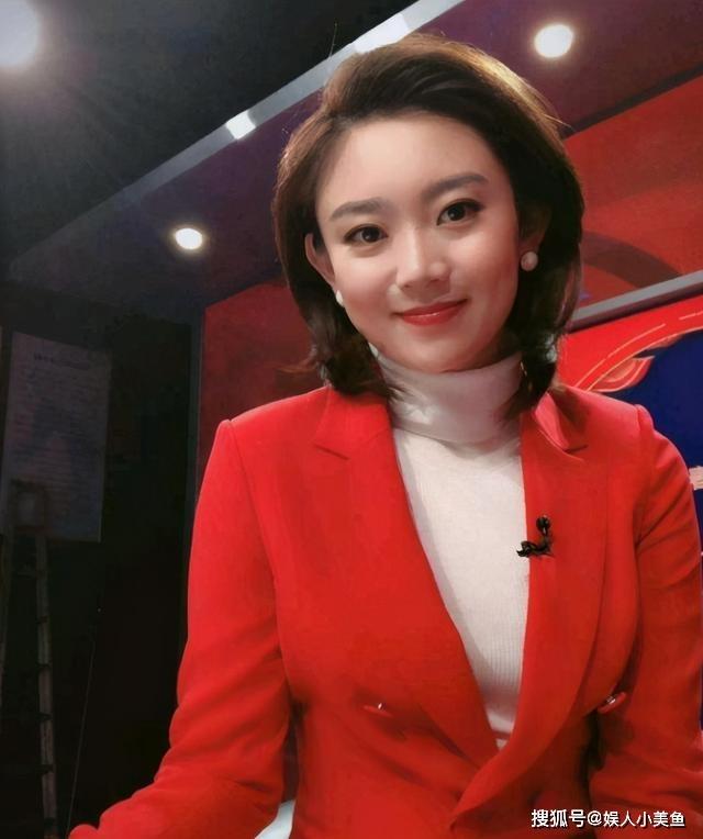 央视女主持李七月,被称为央视"小董卿",身穿黑色吊带大秀性感