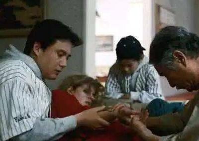 之后自然会互帮互助，李安导演还邀请他出演了自己导演的电影《推手》。该电影不仅让李安获得了多项导演荣誉，王伯昭也受益匪浅，那段时间王伯