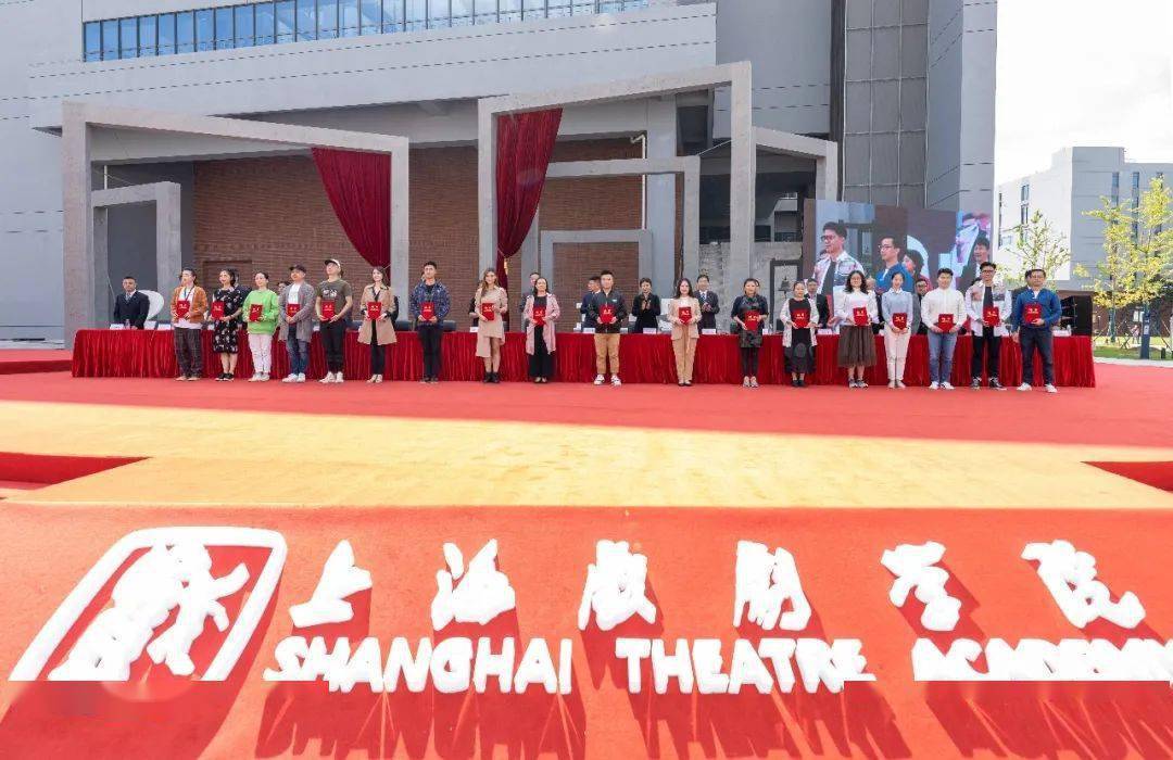 上海戏剧学院党委副书记、院长黄昌勇代表学校对全体2020级新生的到来表示