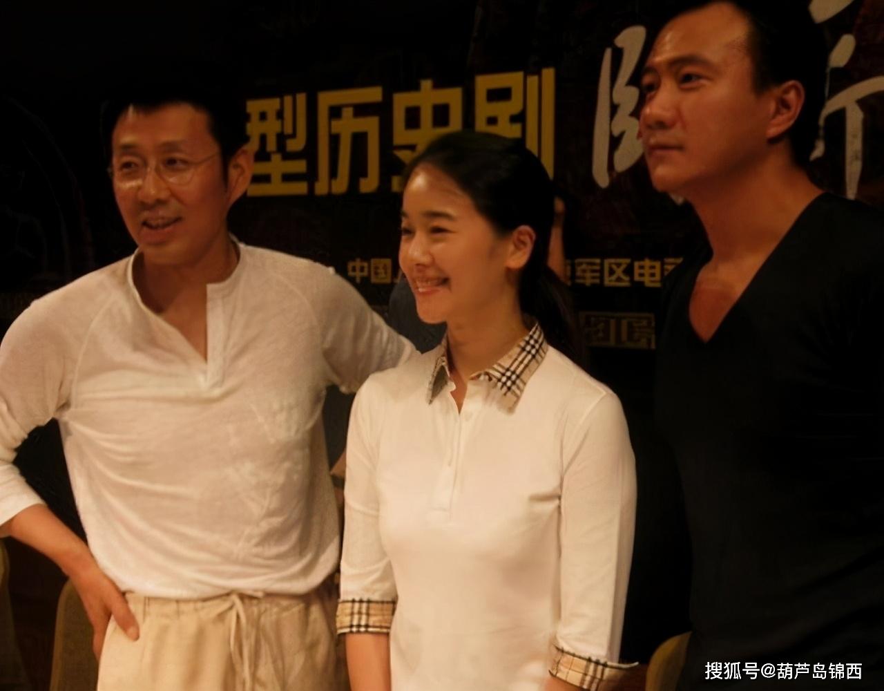 左小青全家照曝光,与大二十岁丈夫形同父女,女儿真是个美人坯子