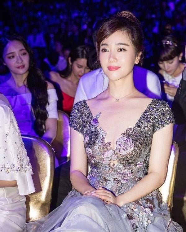 42岁左小青近照曝光,风韵犹存,"旺夫腿"堪称娱乐圈一绝