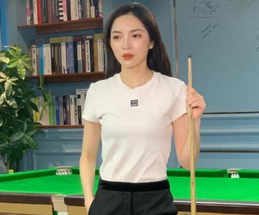 她是最美台球裁判,因穿旗袍执裁走红,三围尺寸饱满引关注