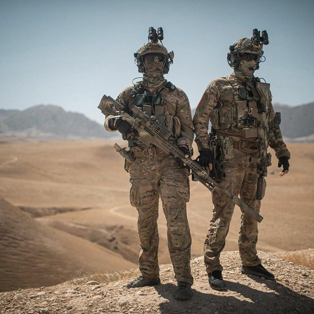 全副武装的士兵在沙漠环境中戴着安全眼镜的肖像照片摄影图片_ID:169632933-Veer图库
