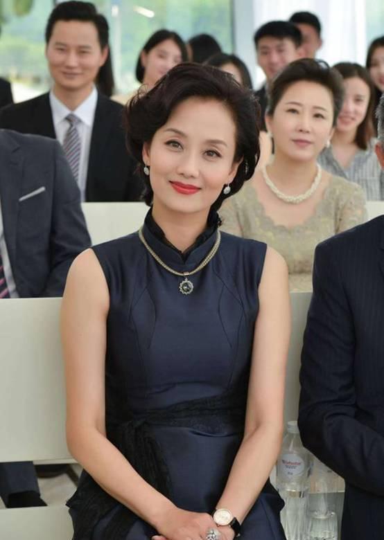 李颖:儿子是张翰,女儿是金紫薇,如今52岁魅力不输当年