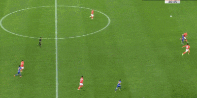 此役特谢拉闪耀全场,他首先长驱直入突破造何超犯规,导致后者 被红牌