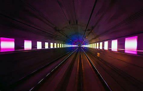 地铁隧道广告是如何追上乘坐地铁的人们?