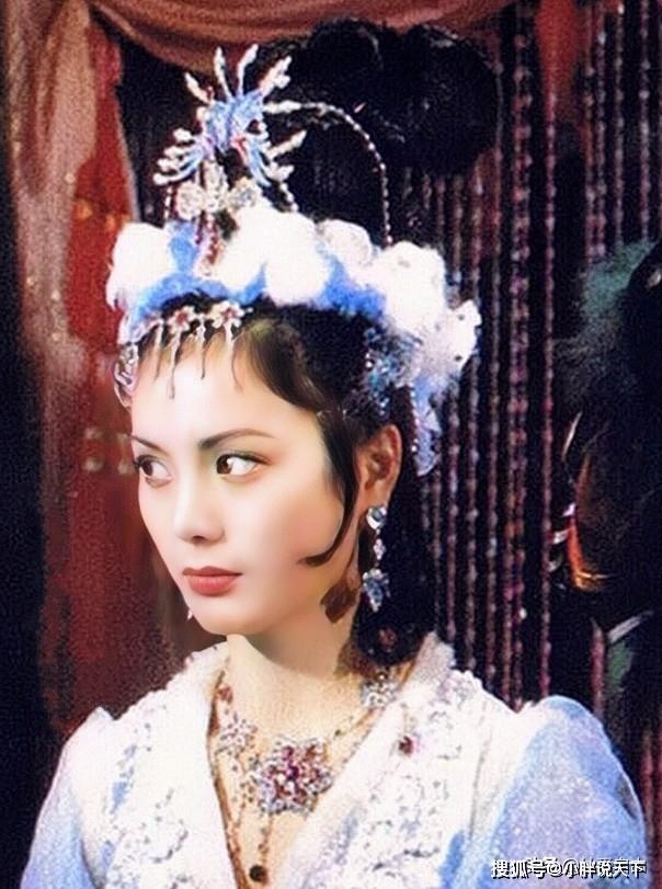 玉面狐狸是由昆剧演员郑益萍出演,她还参演过《聊斋》,后定居海外.