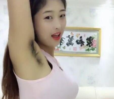 当众漏腋毛尴尬吗?男人:明明很性感