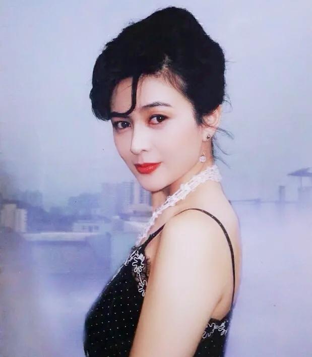 神颜级香港女明星:王祖贤美,关之琳媚,她则被称为"港版玛丽莲·梦露"