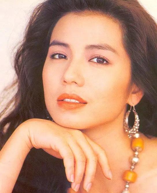 神颜级香港女明星:王祖贤美,关之琳媚,她则被称为"港版玛丽莲·梦露"