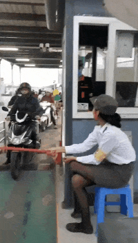 鲨雕搞笑gif:哥们,这天,不冷吗?