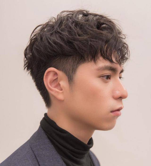 如果说括号刘海是韩国男团风,那卷毛就是日系美少年风格