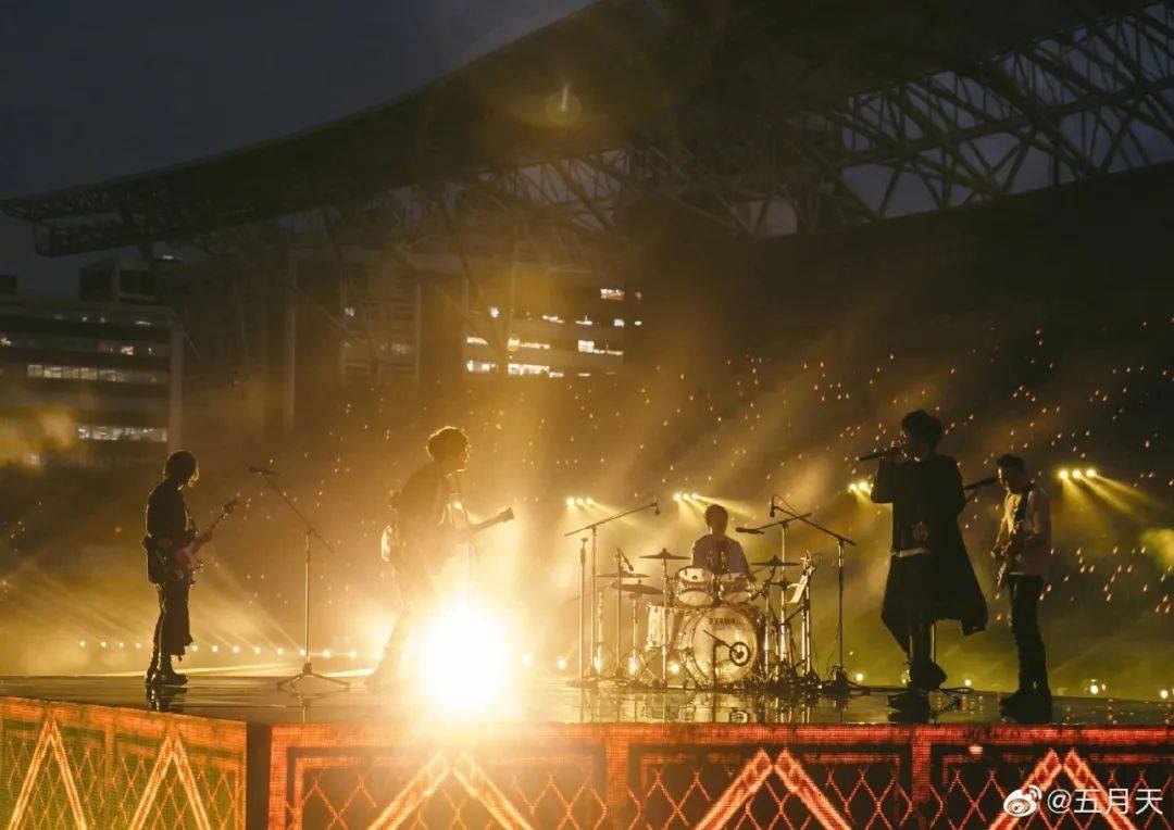 look | 五月天线上跨年演唱会 · 陪你到2021