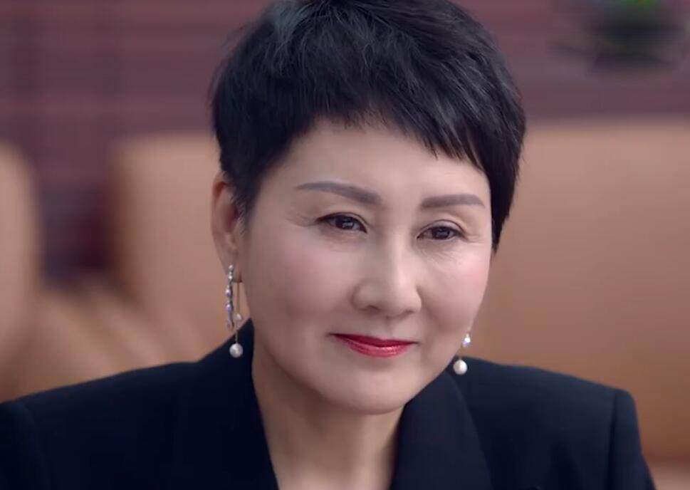 张凯丽28岁的时候出演《渴望》就红遍了全国,年轻的时候跟现在的样子