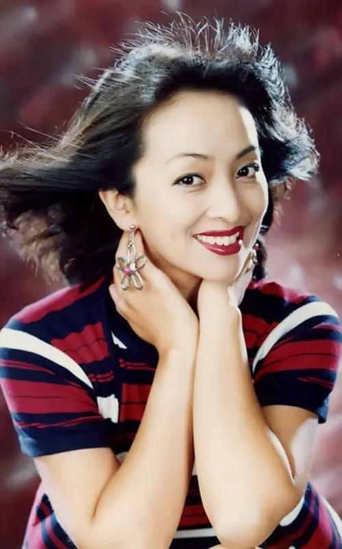 20位"妈妈专业户"年轻照:钟晓芹妈身材傲人,杨昆竟曾这般美过