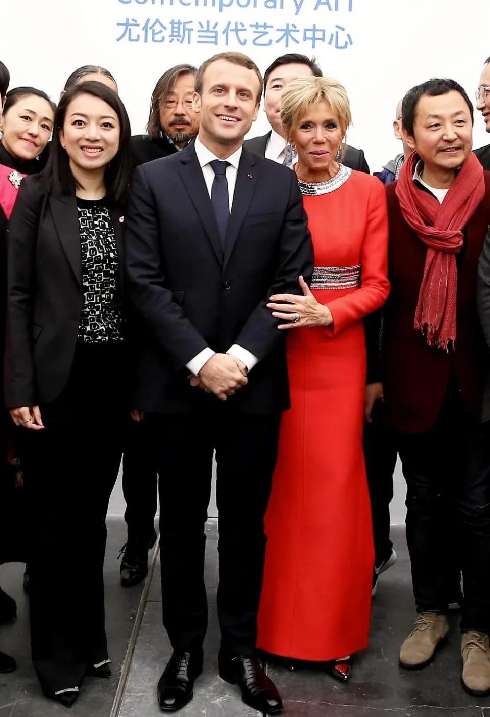 谁说法国人万年穿黑白灰?爱穿中国红的第一夫人:我不服