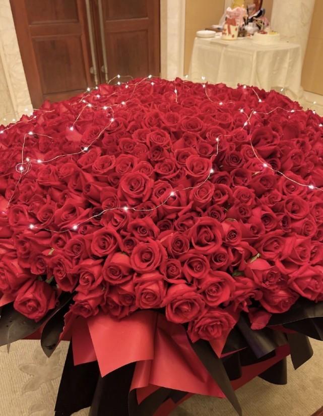 王岳伦还给李湘送上了一束超大的玫瑰花,目测有999朵,生活需要仪式感!