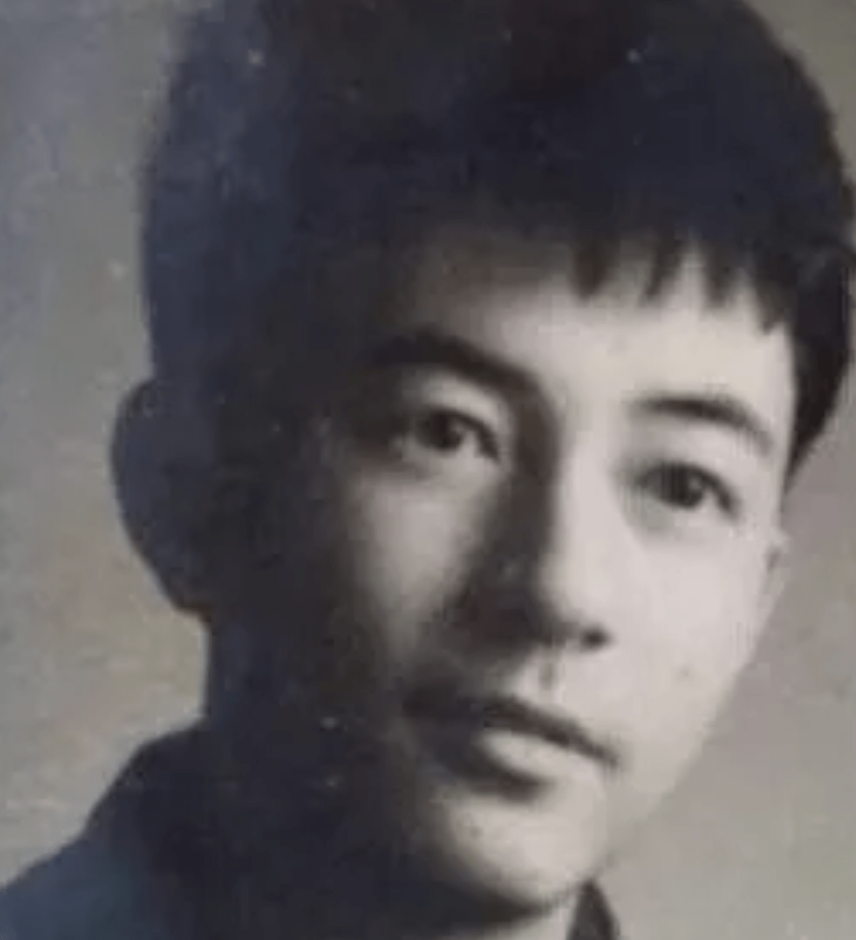 1970年,已经长成帅气小伙的杜志国,凭借出众的气质和才艺考上了天津