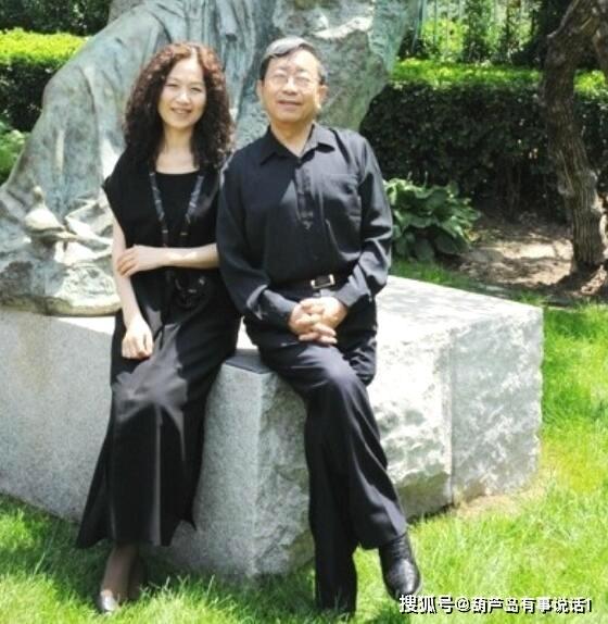 余秋雨携小16岁妻子马兰,在公园漫步,俩人很恩爱,生活