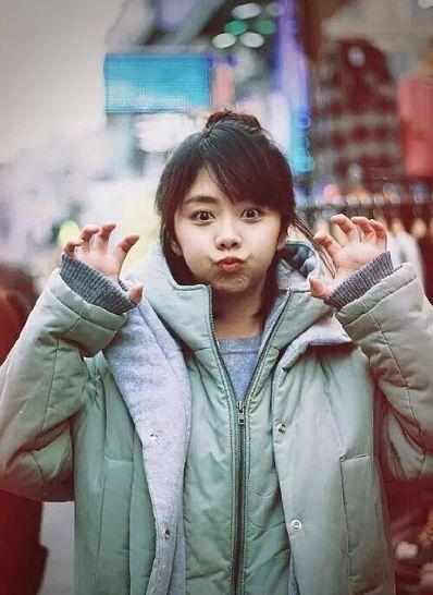 终于知道谭松韵为何上学时无人追了,看到她17岁校服照