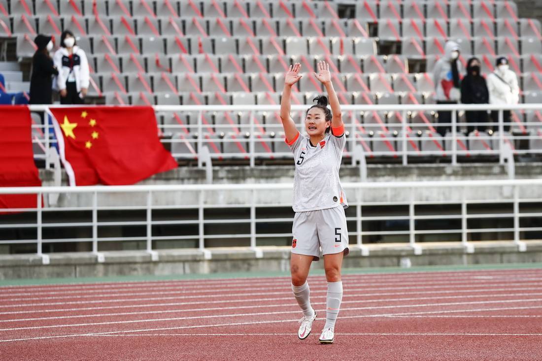 中国女足队员王晓雪(15号)与队友庆祝胜利