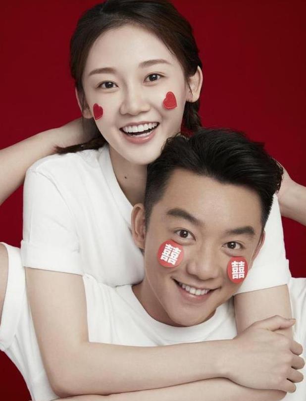 郑恺为苗苗庆生现场曝光,送蛋糕寿桃表白妻子,双方母亲同桌气氛热闹