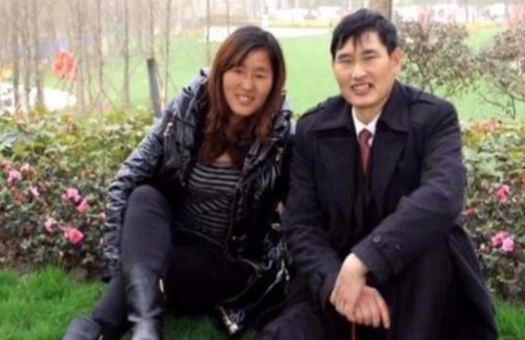大衣哥儿媳频繁晒照,却不和老公小伟同框,公公喝闷酒疑有烦心事