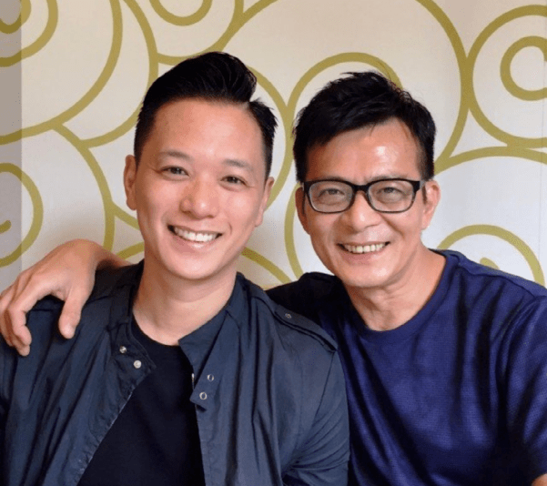 59岁黄日华近况,与友人合照满面红光,一生6个角色至今