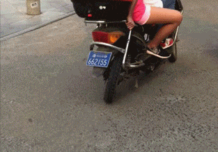 搞笑gif趣图:小姐姐,很喜欢看你玩游戏呢!