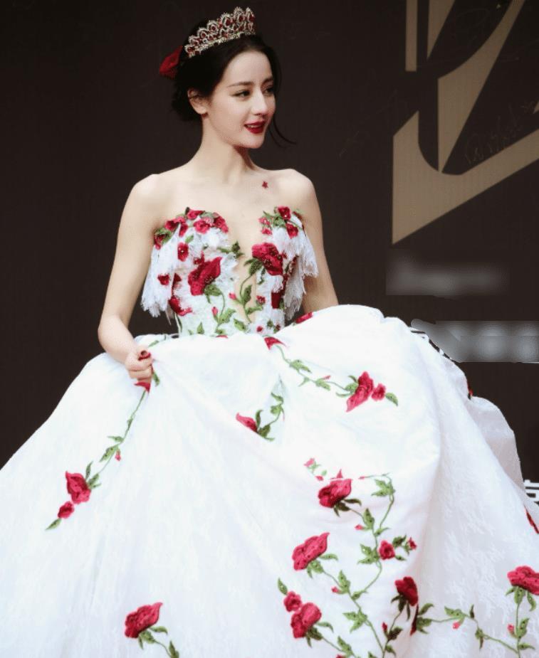 迪丽热巴吊带长裙太美艳,当看到她的婚纱造型,庄园公主没错了!